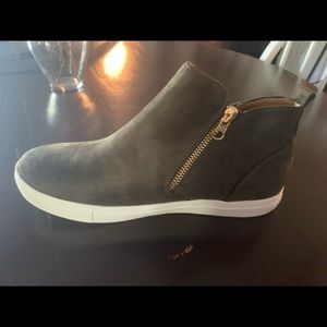 Brand new. Never worn!!!!!! Ankle sneaker.